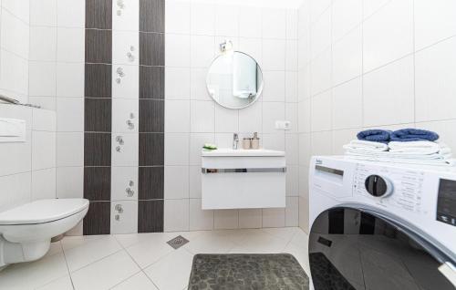 ein weißes Badezimmer mit einem Waschbecken und einer Waschmaschine in der Unterkunft Lovely Apartment In Marina With Wi-fi in Marina