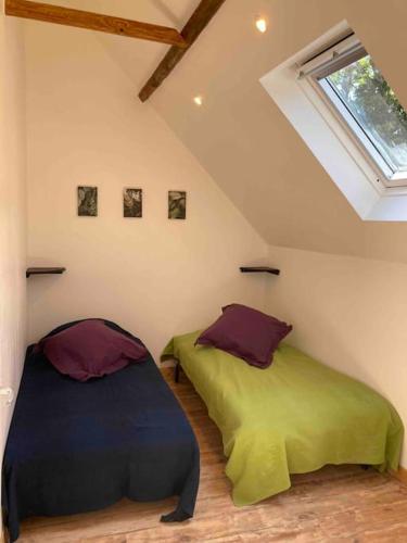 - 2 lits dans une chambre mansardée dans l'établissement Gite 2 Le Loft du ChAtÔ, à Quend