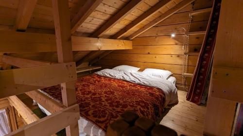 Habitación en el ático con 1 cama en una cabaña de madera en Le Petit Chalet du haut du Salève 