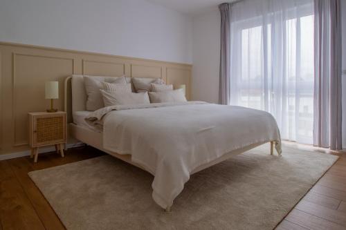 1 dormitorio con 1 cama blanca grande y ventana grande en Penthouse-Ferienwohnung Wolfsburg, en Wolfsburg