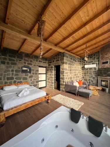 um quarto com uma cama e uma banheira em Madağ Bungalov em Ardeşen