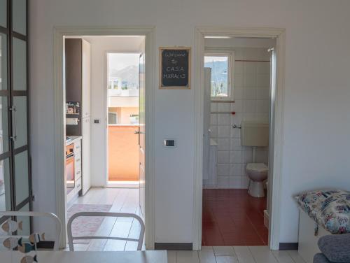een keuken met een deur naar een badkamer bij Maralis Portorosa in Furnari
