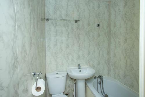 La salle de bains est pourvue d'un lavabo, de toilettes et d'une baignoire. dans l'établissement Saffron Studios, à Orpington