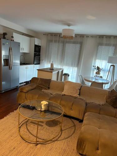 un salon avec un canapé et une table dans l'établissement Vue sur canal et Stade de france, à Aubervilliers