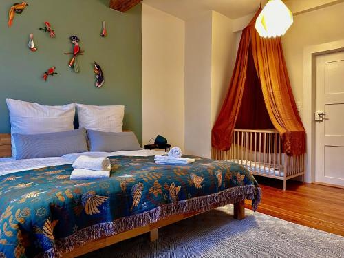 a bedroom with a bed and a baby crib at Grosse Wohnung in der Altstadt von Ettlingen in Ettlingen
