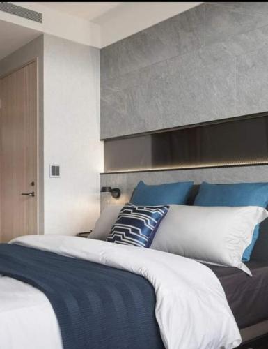 - une chambre dotée d'un grand lit avec des oreillers bleus et blancs dans l'établissement Hostal Qhasi Kay, à Huancayo