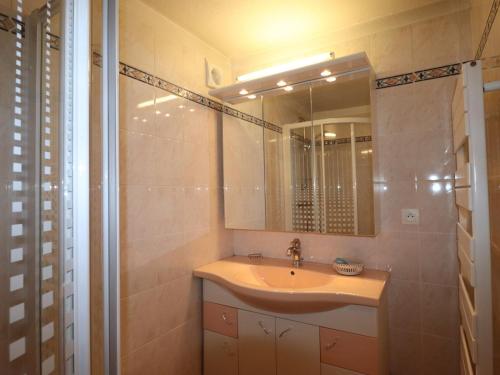 Et badeværelse på Appartement Annecy, 2 pièces, 4 personnes - FR-1-432-32