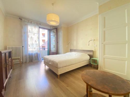 Photo de la galerie de l'établissement Appartement Annecy centre avec parking privé, proche lac et commerces - FR-1-432-41, à Annecy