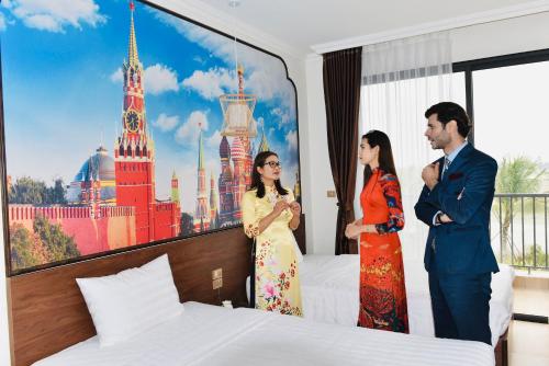 a group of three people standing in a hotel room at KHÁCH SẠN AQUARIUSGARDEN VÂN LONG NINH BÌNH in Ninh Binh