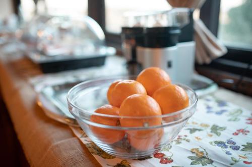 a glass bowl of oranges on a table at Borgo Il Poggio Agriturismo in Montaione