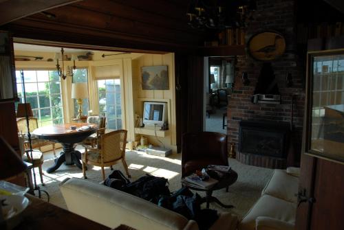 ein Wohnzimmer mit einem Sofa und einem Kamin in der Unterkunft Topside on Pleasant Bay in Orleans