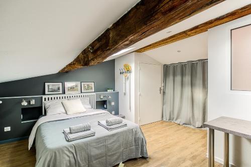 Ένα ή περισσότερα κρεβάτια σε δωμάτιο στο Duplex de luxe à Trévoux élégance et confort 100m2 chambres climatisées