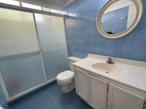 a bathroom with a toilet and a sink and a mirror at Cómodo apartamento Vacacional en Margarita 