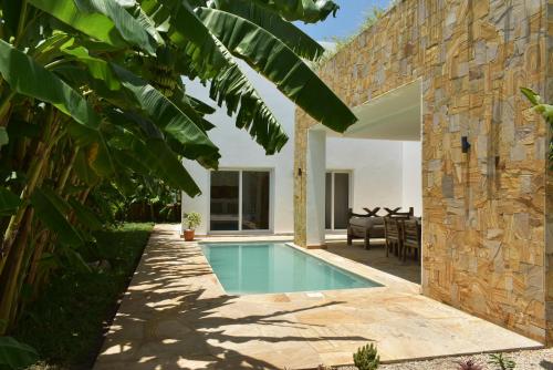 una piscina nel cortile di una casa di Villa Julito, Kiwengwa a Kiwengwa