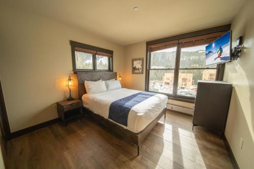 um quarto com uma cama e uma grande janela em Black Bear 8053 em Keystone