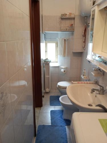 uma casa de banho com 2 WC, um lavatório e um chuveiro em B&B Mollica G. em Maschito