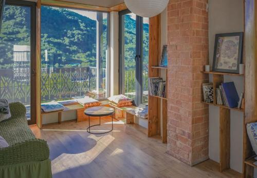 ein Wohnzimmer mit Bergblick in der Unterkunft Vacation home Khatosi in Oni
