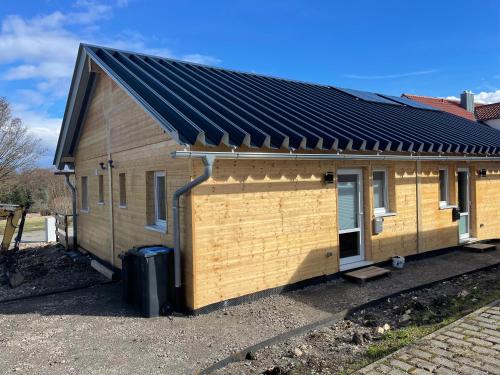 a large wooden building with a garage at TinyHaus #4 Hülben - Ortsrand - kostenlose Parkplätze in Hülben