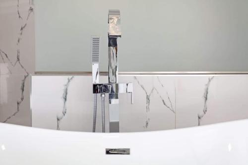 um lavatório de casa de banho com uma escova de dentes no espelho em Casa Roberto Altea em Altea