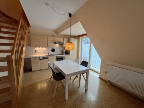 Kuchyň nebo kuchyňský kout v ubytování 3 Zimmer Ferienwohnung Sonnenstrahl im 1 OG mit Sonnenbalkon NR5