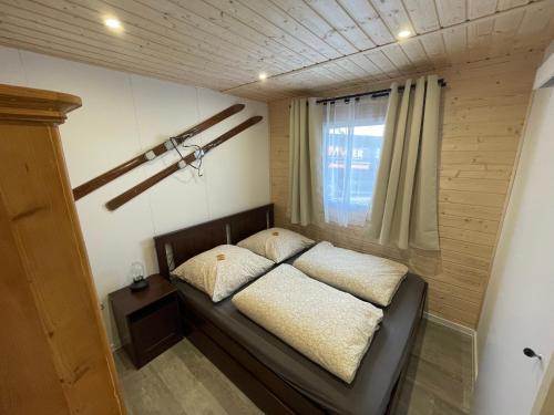 Llit o llits en una habitació de TinyHaus #3 Hülben - Ortsrand - kostenlose Parkplätze