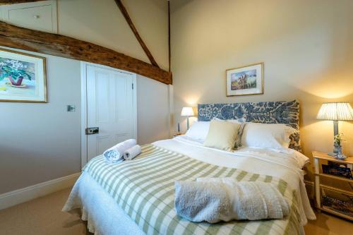 een slaapkamer met een bed met een teddybeer erop bij Pass the Keys Garden Cottage · Beautiful cottage nestled in 80 acres of parkland in Diddlebury