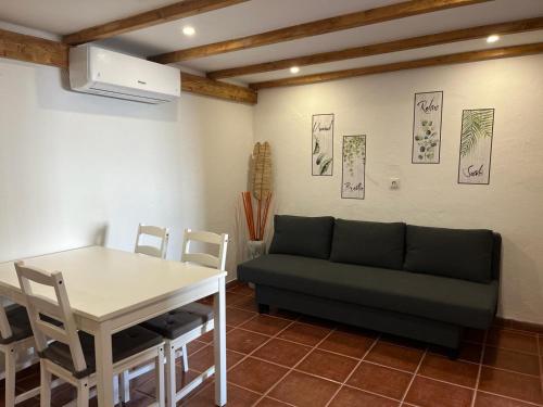 sala de estar con sofá y mesa en ALMAFUERTE en Mijas