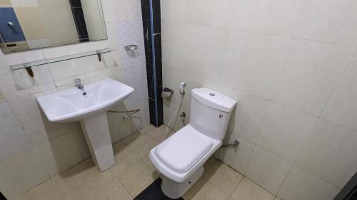 a bathroom with a toilet and a sink at Rafting Club River Resort in Kitulgala