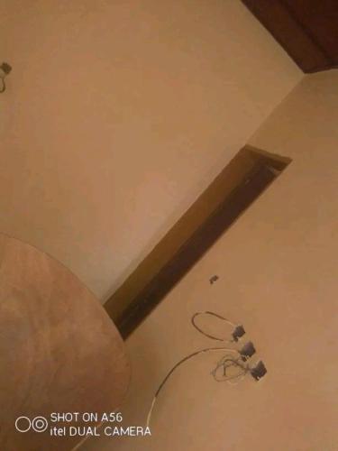 un techo con un montón de cables. en Raski immobilier, en Ouagadougou