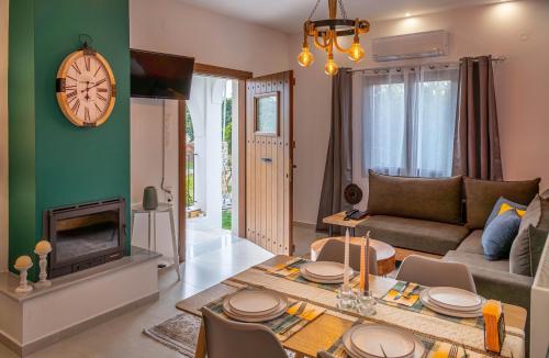 uma sala de estar com um sofá, uma mesa e uma lareira em Kostis Orange Resort em Volos