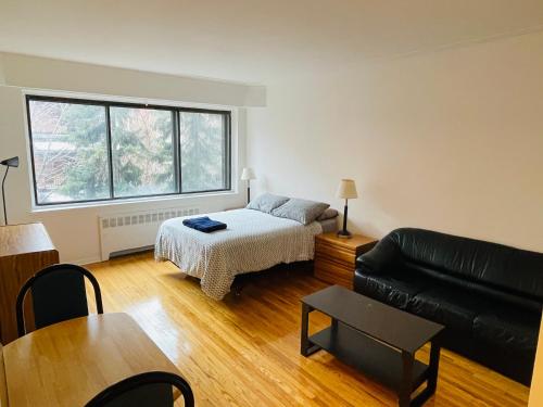 sala de estar con cama y sofá en Stylish Montreal Apartment: Comfortable Stay in the Golden Square Mile, en Montreal