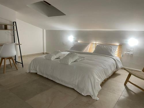 ein Schlafzimmer mit einem großen weißen Bett mit zwei Kissen in der Unterkunft TEGEA LUXURY SUITES Artemis in Tripolis