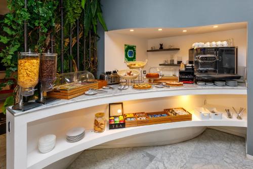 una vetrina in un ristorante con cibo di Crossroad Hotel a Roma