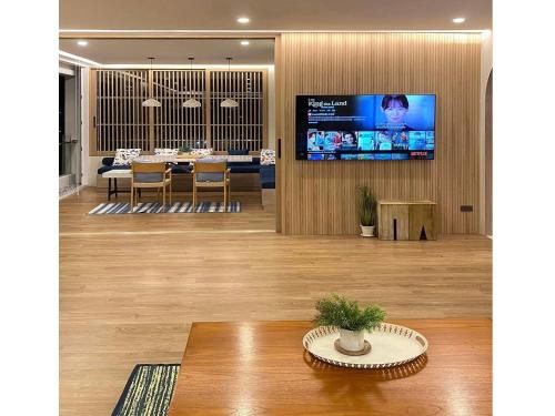 Una televisión o centro de entretenimiento en Hub Hua Hin 57