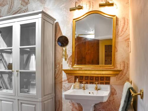 y baño con lavabo y espejo. en Beech Cottage en Carnforth