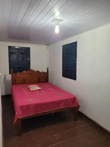 BelisárioにあるRecanto das Cachoeiras na Serra do Brigadeiroの赤い毛布が敷かれたベッドが備わる客室です。