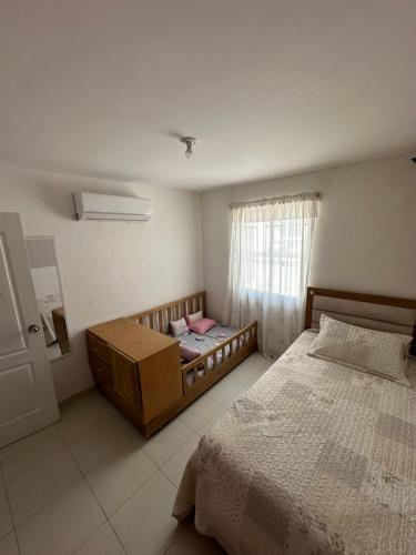 een slaapkamer met 2 bedden en een raam bij Casa temporada festival vallenato in Valledupar