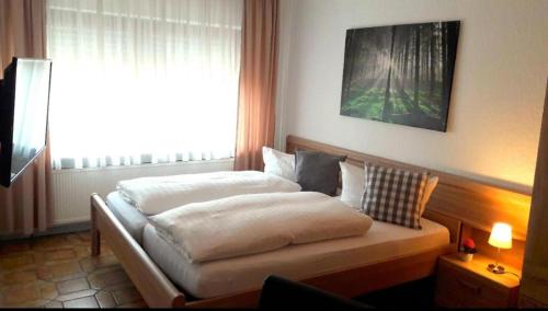 Habitación de hotel con 2 camas y ventana en Seelbacher Hof en Herborn