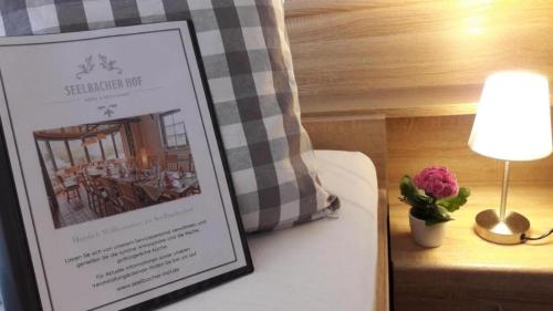 zdjęcie restauracji na łóżku obok lampy w obiekcie Seelbacher Hof w mieście Herborn