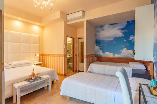 una camera d'albergo con due letti e una blu di Hotel Jane a Firenze