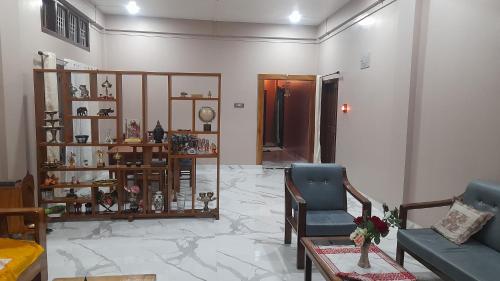 ein Wohnzimmer mit Marmorboden in der Unterkunft RG Homestay in Nāmdāng
