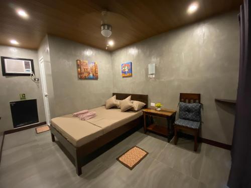 Кровать или кровати в номере Wilnags Inn Puerto Princesa near airport