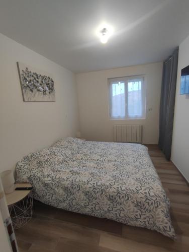 une chambre avec un lit et une fenêtre dans l'établissement Appartement vue mer avec terrasse privative, à Saint-Martin-Plage