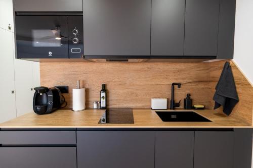 a kitchen counter with a sink and a microwave at Apartamento La Colina in Torremolinos