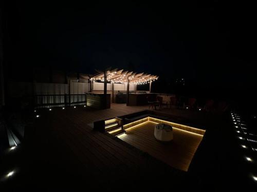 una vista notturna su una terrazza con piscina illuminata di Rivertrail Retreat a Kitchener