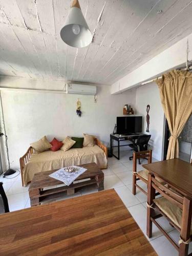 sala de estar con sofá y mesa en Luminoso apartamento a minutos de Playa Mansa en Maldonado