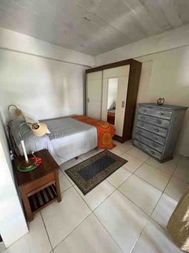 um quarto com uma cama, uma cómoda e um espelho em Luminoso apartamento a minutos de Playa Mansa em Maldonado