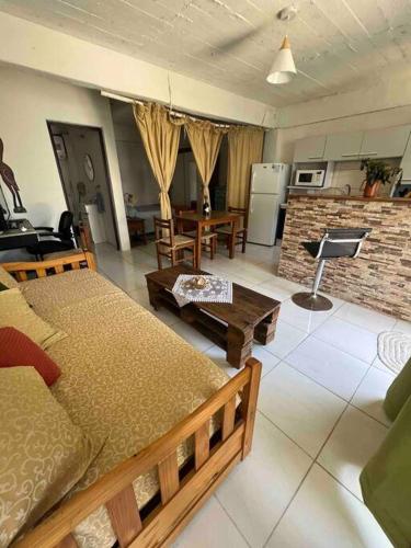 sala de estar con 2 camas y cocina en Luminoso apartamento a minutos de Playa Mansa en Maldonado