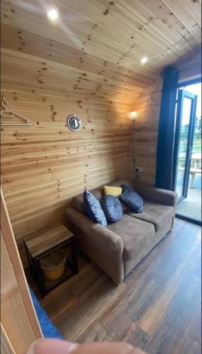 Гостиная зона в The Getaway - The Peregrine - Luxury Pet Friendly Glamping Cabin