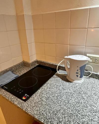 encimera de cocina con licuadora en Room Ingá Colón, en Colón